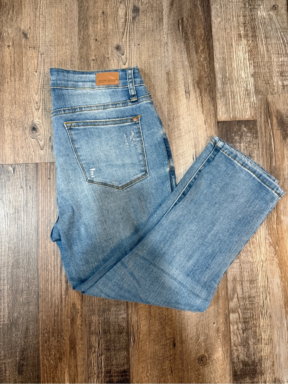 Judy Blue - Peter- Midrise distressed Capri Jean - Size 6/28